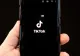 O fostă angajată TikTok acuză compania de hărțuire și presiuni excesive asupra moderatorilor. Cum au reacționat reprezentanții platformei?