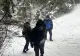 Doi tineri încălțați cu adidași, întorși din drum de jandarmi pe un traseu din Ceahlău