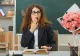 Profesoarele se roagă de părinți: „Nu ne mai aduceți cadouri de 1 și 8 Martie!” Dar scandalul abia atunci începe: „Ce o să zică lumea?”