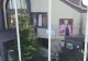 Mega-portretul unui fost primar, în sacou roz și cu paharul în mână, a ajuns să ocupe fațada unei primării din România - VIDEO