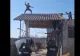 Scene ca în filmele ninja: Un bărbat cu sabie, fugărit de mascați pe acoperiș. Cum s-a sfârșit incidentul - VIDEO