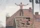 Scene șocante în județul Bacău. Un tânăr aflat sub influența alcoolului s-a urcat pe o casă și a aruncat cu țigle înspre polițiști-VIDEO 