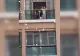 Scene incredibile: o femeie a aruncat peste 160.000 de dolari de la balcon după o ceartă cu soțul. Cum au reacționat trecătorii 