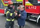 Pisică rămasă blocată la 12 metri înălţime, într-un brad. A fost solicitată intervenția pompierilor 