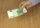 Arest la domiciliu pentru luare de mită: Un funcționar public din Timiș, reținut de anchetatori