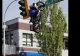 Accident bizar. Motocicletă proiectată pe un semafor și rămasă agățată la înălțime VIDEO