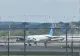 Un avion cu peste 200 de pasageri la bord a lovit un stâlp și un camion înainte de aterizare, în SUA. Imagini halucinante VIDEO 