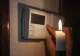 Becuri care pâlpâie, electrocasnice care se defectează. Un sibian a forțat ANRE să sancționeze distribuitorul de energie și a schimbat regula jocului