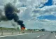 Un microbuz a luat foc în mers pe A1. Traficul spre Pitești este complet blocat din cauza degajărilor mari de fum - VIDEO