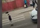 Noul trend care îi scoate din minți pe șoferi. Adolescenții blochează intenționat trecerile de pietoni- VIDEO