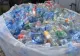 Record impresionant la reciclare. Un bărbat a returnat aproape 8.000 de sticle și doze și a stat 8 ore în fața aparatului