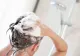 Ce trebuie să pui în șampon ca să oprești căderea părului. Remediul natural care face minuni 