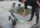 Au apărut roboții cerșetori. Stau în genunchi și le cer trecătorilor să îi ajute să își plătească factura la curent