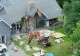 Un bărbat și-a demolat casa cu excavatorul după ce soția a cerut divorțul. Familia se afla în interior în timpul scenei șocante