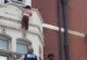 Momente de tensiune în Londra: O fetiță agățată de pervazul unei clădiri a fost salvată în ultima secundă de un polițist și un trecător - VIDEO