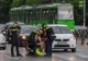 Intervenție de mare risc în București. Tânăr înarmat cu două cuțite, imobilizat de polițiști după ce a ignorat somațiile