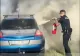 Mașină cuprinsă de flăcări în plină caniculă. Intervenția rapidă a doi polițiști a împiedicat o tragedie - VIDEO