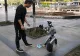 Imagini virale din China: un robot umanoid, surprins la cerșit pe stradă VIDEO