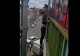 Bărbat agățat de marginea unui pasaj, salvat în ultimul moment
