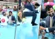 Primarul din New York a sărit în piscină îmbrăcat la costum. Edilul a înotat alături de copii