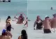 Bătaie pe plajă! Un bărbat a agresat două femei, iar apoi a fost luat la pumni de turiști