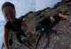 O ciclistă a scăpat ca prin minune după ce a alunecat pe marginea unei stânci. Momentul dramatic a devenit viral - VIDEO