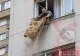 Orașul din România care vrea să interzică scuturarea covoarelor pe geam și la balcon. Locuitorii riscă amenzi mari 