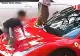 Ferrari vandalizat de mai mulți copii într-o parcare. Reparațiile costă mii de euro, iar părinții refuză să plătească integral