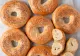 Fenomenul Bagel cucerește bucătăriile lumii. Cum să prepari acasă chiflele perfecte pentru micul dejun
