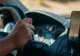 Cele trei obiecte pe care trebuie să le ai în mașină. Amenzile colosale pe care le riscă șoferii prinși pe picior greșit 