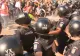 Tensiuni și gaze lacrimogene la protestul fermierilor. Oamenii cer demisia șefului ANSVSA și s-au mutat în Piața Victoria– LIVE TEXT