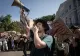 Militarii ucraineni, revoltați după ce Zelenski l-a demis pe ministrul Apărării. Protestele se extind și în alte orașe - VIDEO