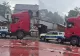 Șofer de camion, scos cu forța din cabină, la Bușteni. După ce a lovit mașina Poliției, a amenințat că se sinucide - VIDEO