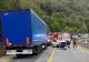 Trafic blocat pe DN 7, la ieșirea din Boița. Un bărbat a fost rănit după ce un TIR s-a ciocnit cu un autoturism