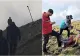 Bărbat de 84 de ani, abandonat pe traseul spre Vârful Moldoveanu de propria familie. A petrecut 36 de ore pe munte - VIDEO