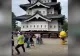 Un castel de 360 de tone a fost mutat cu frânghiile. Peste 2.000 de oameni au ajutat