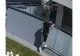 O fetiță de 4 ani a căzut de la etajul 5 și a fost salvată de vecini cu o pătură, în timp ce mama dormea beată
