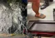 Inconștiență fără margini. Un tânăr s-a aventurat pe stâncile din Munții Banatului în papuci și pantaloni scurți-FOTO