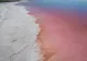 Lacul din Grecia care a devenit roz peste noapte. Fenomenul spectaculos are loc la 1.300 de kilometri de celebrul Lac Tuz din Turcia