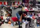 Reducerile de 50% au lăsat un magazin din Oradea ca după bombardament. Pantofi, haine și cutii aruncate peste tot VIDEO