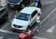 Fetiță filmată la volanul unei mașinuțe electrice, pe Calea Victoriei. Tatăl o ghida printre autoturisme