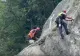Muncitorii care pun plase pe versanți, înjurați de șoferii nervoși