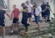  Cinci tineri, reținuți după ce ar fi intrat cu forța în curtea unui localnic: l-au bătut și i-au distrus casa