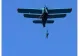 Incident grav la un exercițiu militar în România: Parașutist rămas suspendat de avion după un salt ratat VIDEO