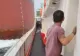 Coliziune navală în apropiere de Singapore: un pescador a fost lovit de un cargo uriaș. Impactul, surprins în imagini