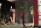 Incident șocant în fața unui magazin din Cluj. O femeie a vandalizat tot ce i-a ieșit în cale – VIDEO