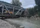 Imagini spectaculoase. Un pod de fier din județul Bacău s-a prăbușit sub greutatea unui TIR. Trafic deviat