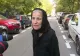 Oamenii din blocul din Rahova își caută bunurile sub dărâmături. „Așa se procedează? Să demolezi și după să chemi proștii să își adune lucrurile?”