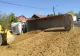 Trafic blocat pe DN 67, în județul Mehedinți, după ce un camion încărcat cu pietriș s-a răsturnat: șoferul, rănit