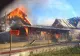 Incendiu puternic în județul Bistrița-Năsăud. Trei anexe gospodărești, cuprinse de flăcări. Pericol pentru o locuință din apropiere